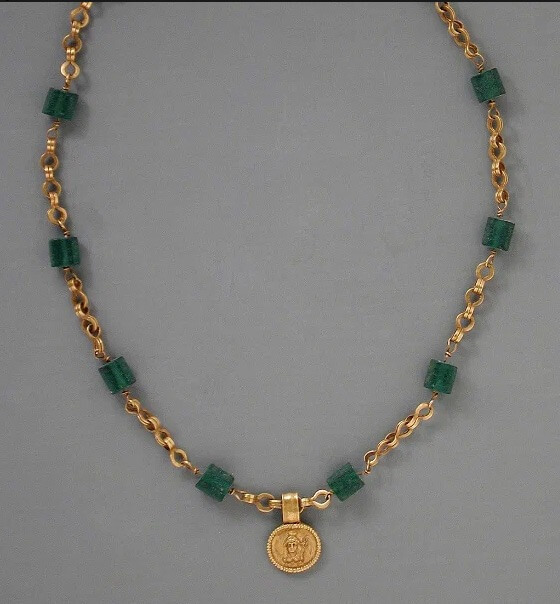 Ожерелье с медальоном с изображением богини из золота с зеленым стеклом (Древний Рим)