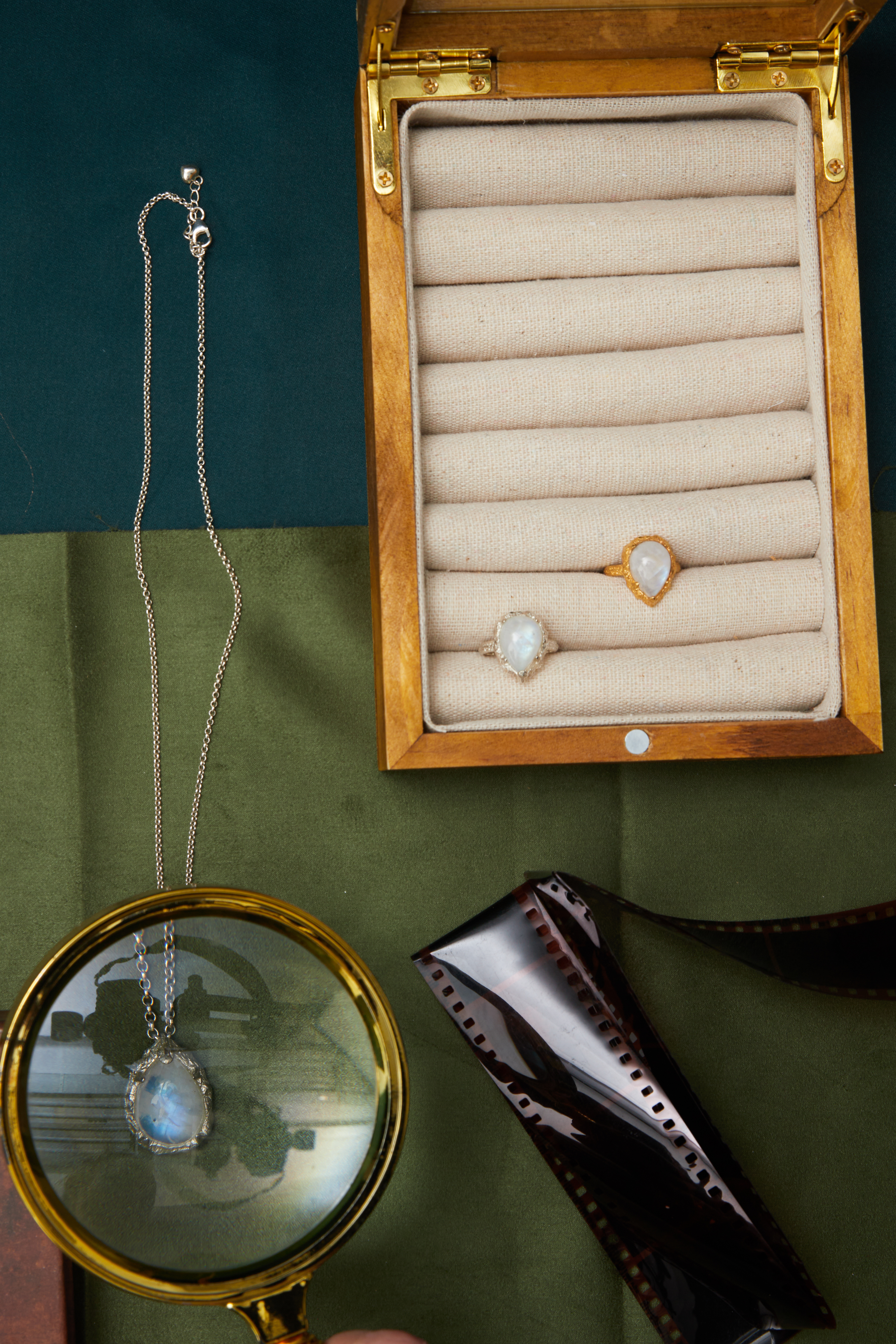 Кольцо «Связь поколений» с лунным камнем из серебра с золотым напылением 18к от магазина LunaLu