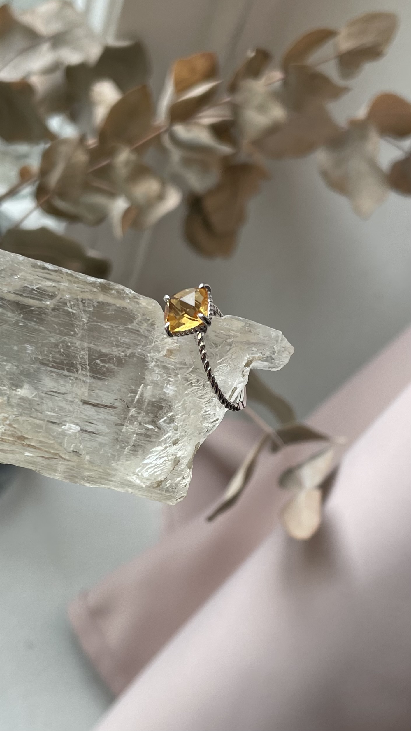 Кольцо Queen с цитрином в серебре от магазина LunaLu