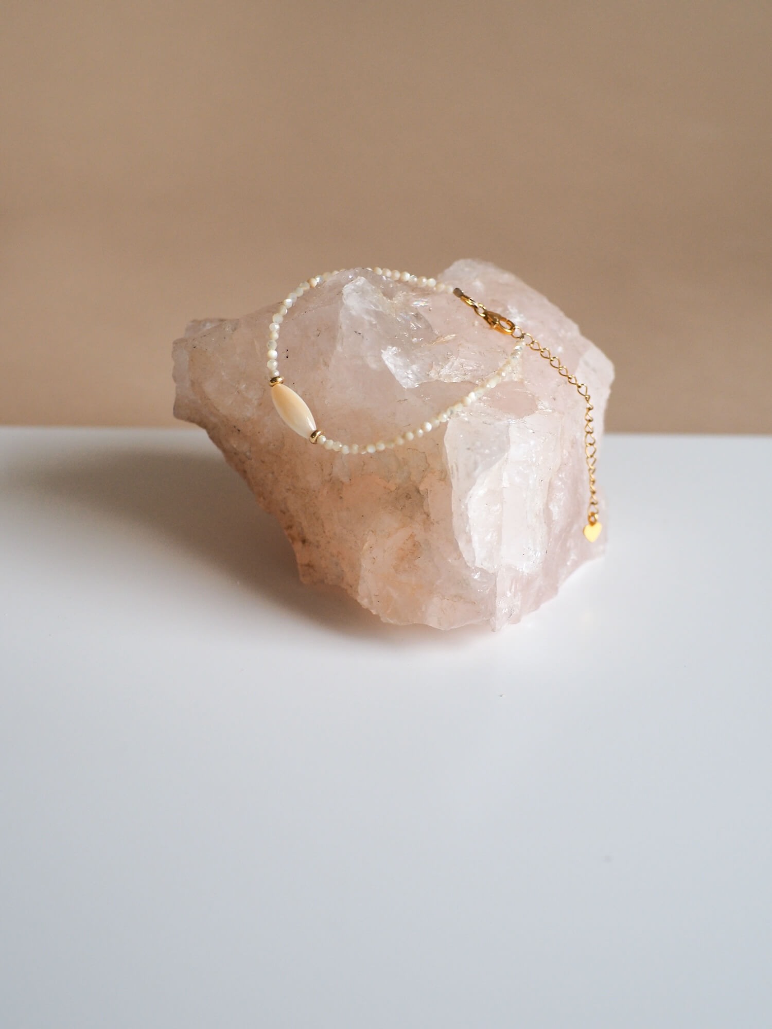 Фото украшения LunaLu с камнем перламутр