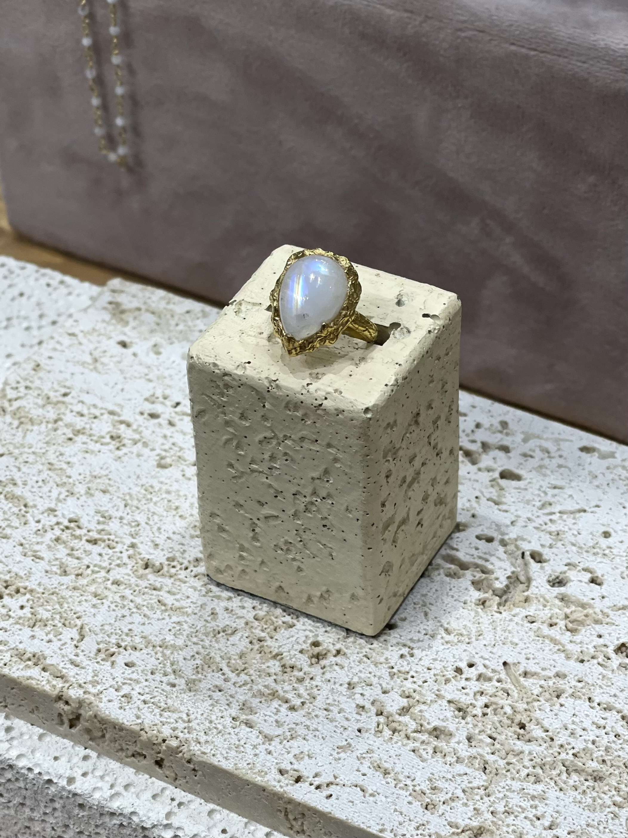 Кольцо «Связь поколений» с лунным камнем из серебра с золотым напылением 18к от магазина LunaLu