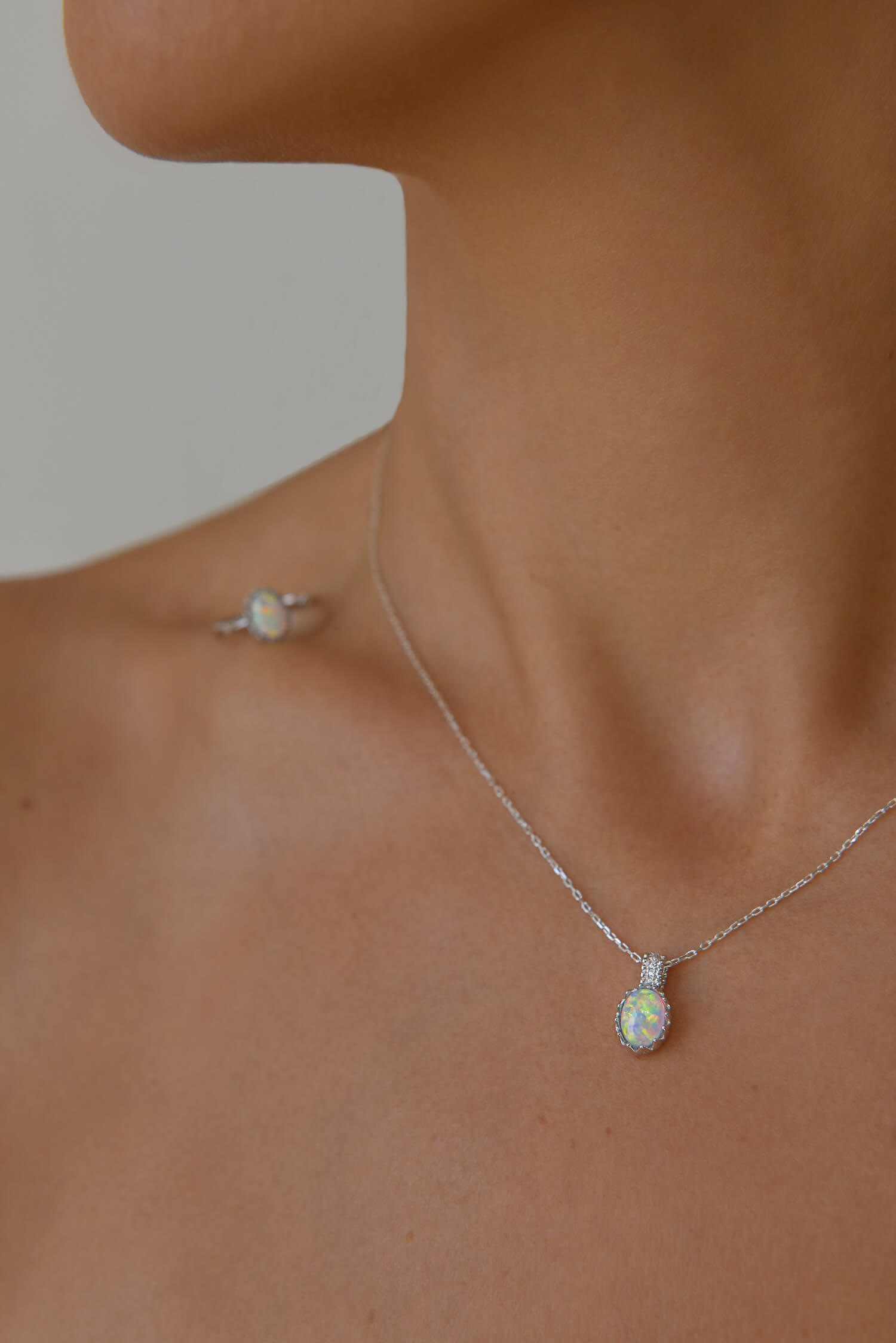 Фото украшения LunaLu с камнем опал