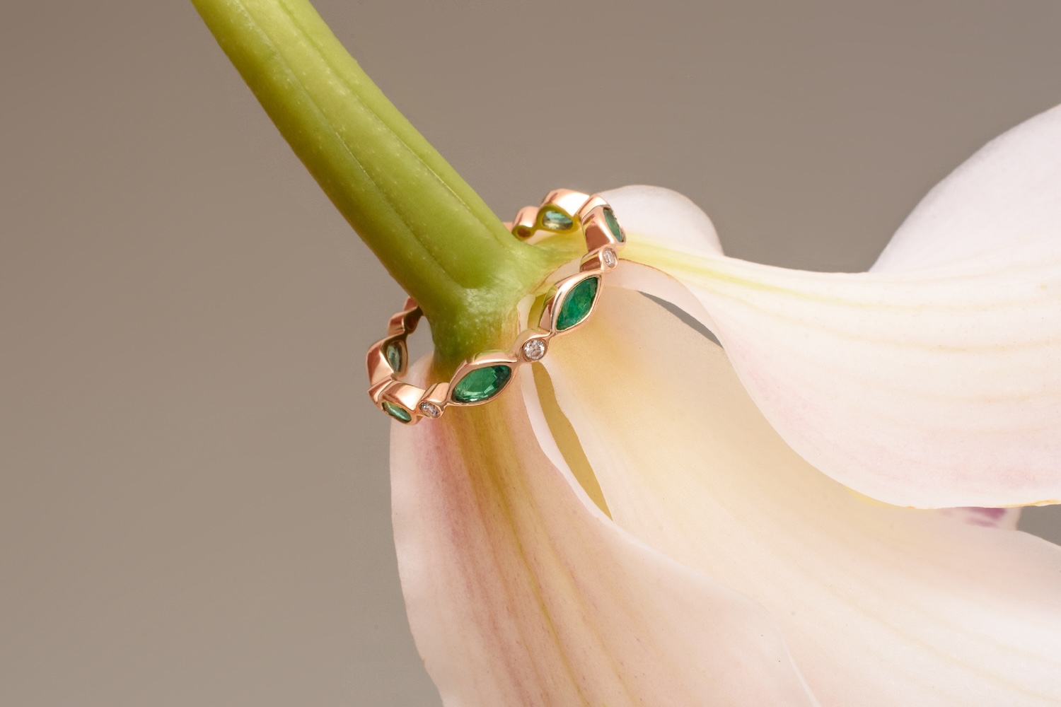 Фото украшения LunaLu с камнем изумруд