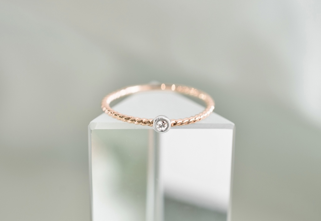 Кольцо золотое с бриллиантом от магазина LunaLu
