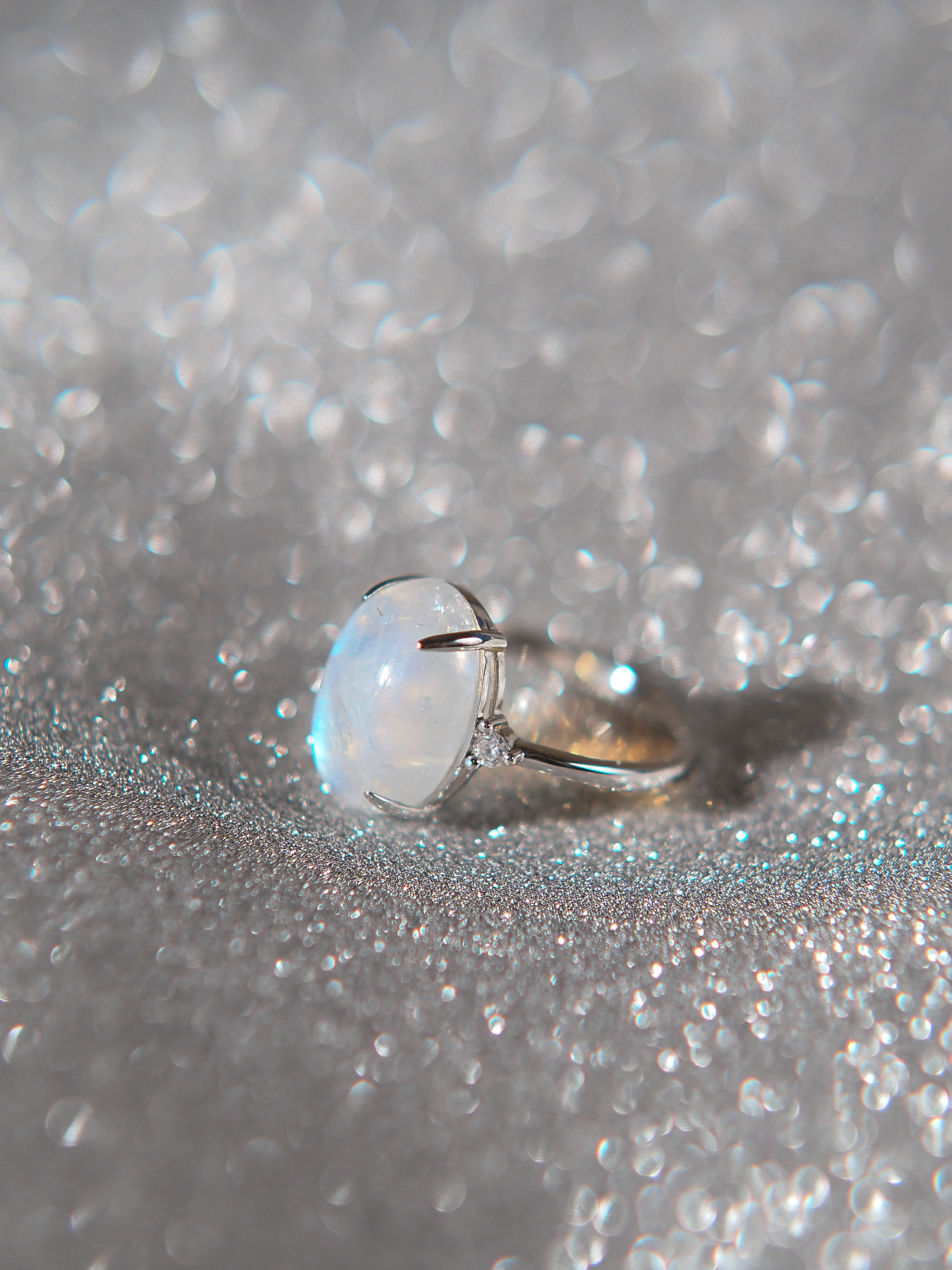 Кольцо с крупным лунным камнем и бриллиантами в белом золоте от магазина LunaLu