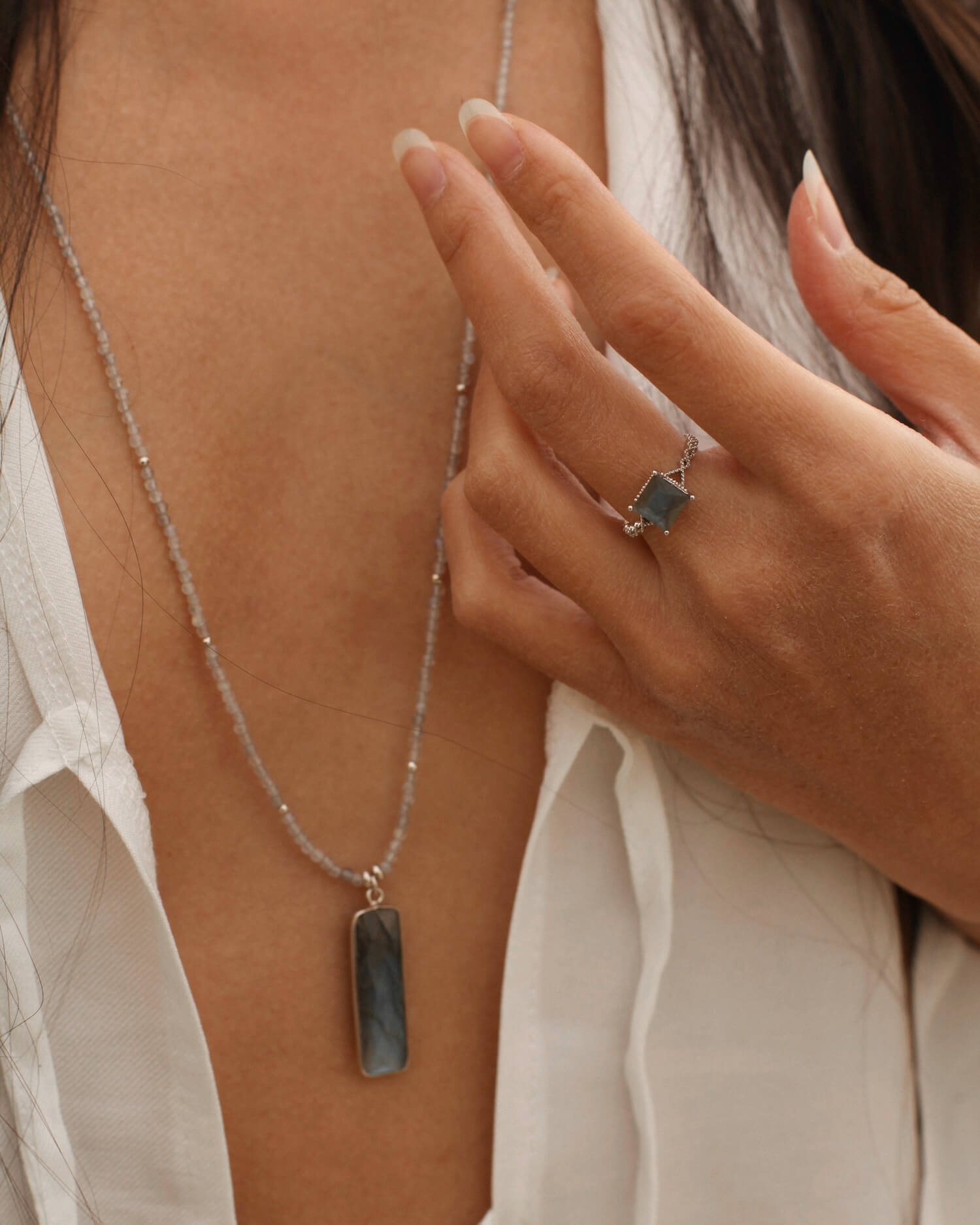 Фото украшения LunaLu с камнем лабрадорит