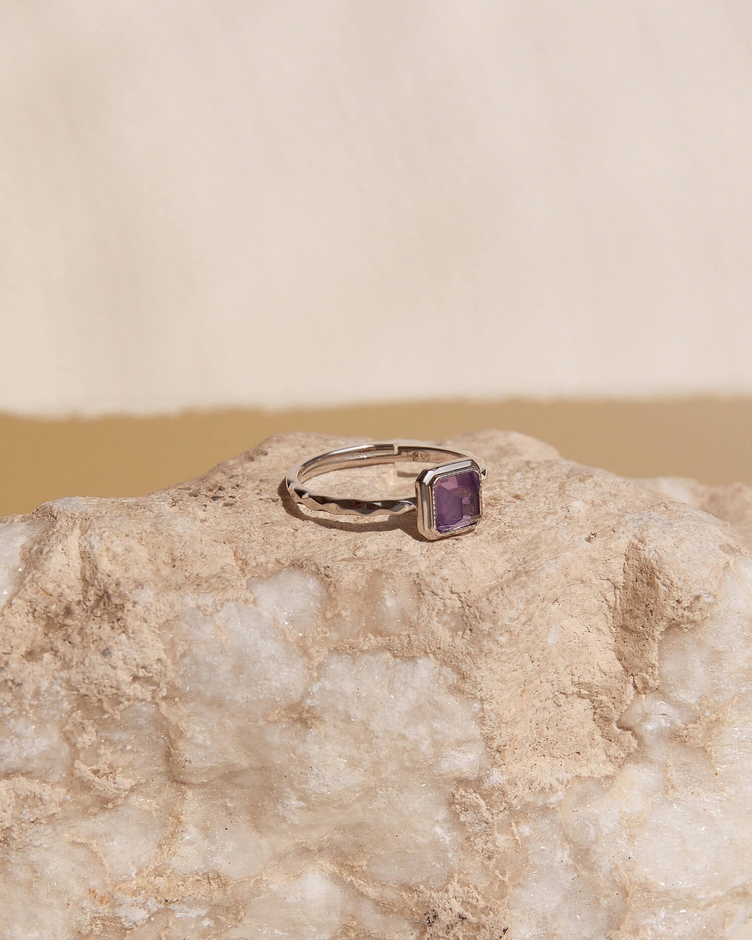 Фото украшения LunaLu с камнем аметист