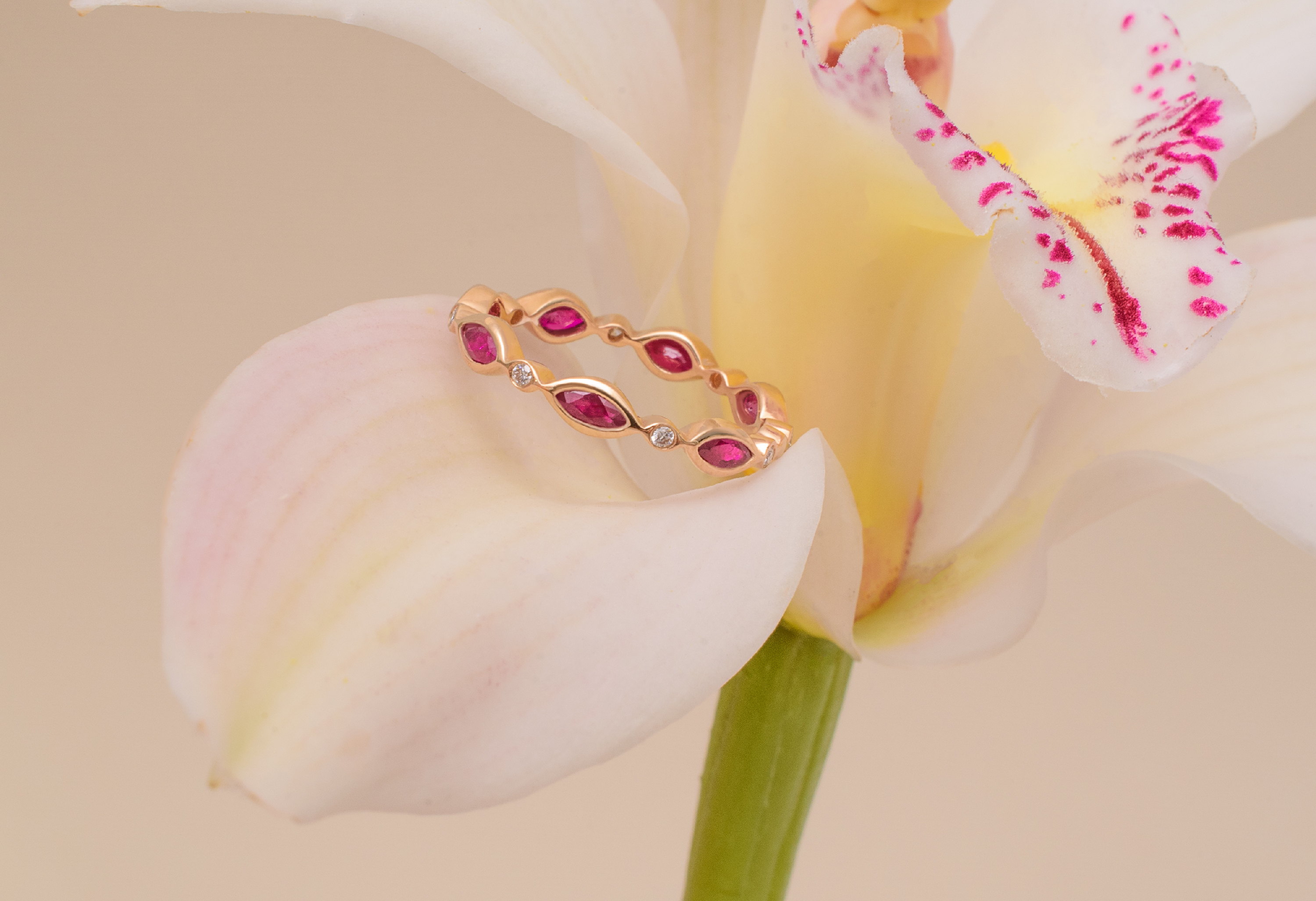 Кольцо золотое с рубинами и бриллиантами от магазина LunaLu