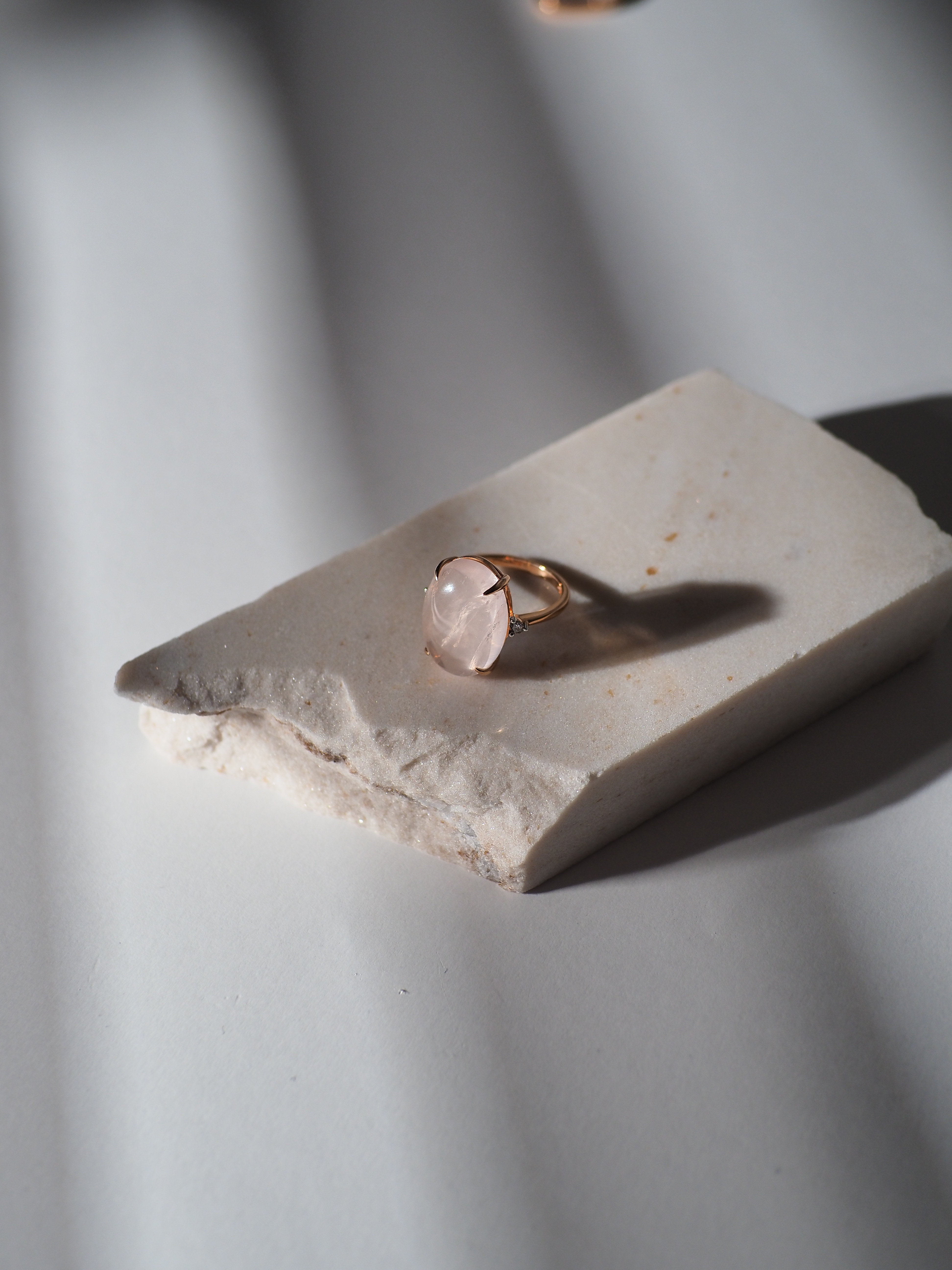 Кольцо с крупным розовым кварцем и бриллиантами в розовом золоте от магазина LunaLu