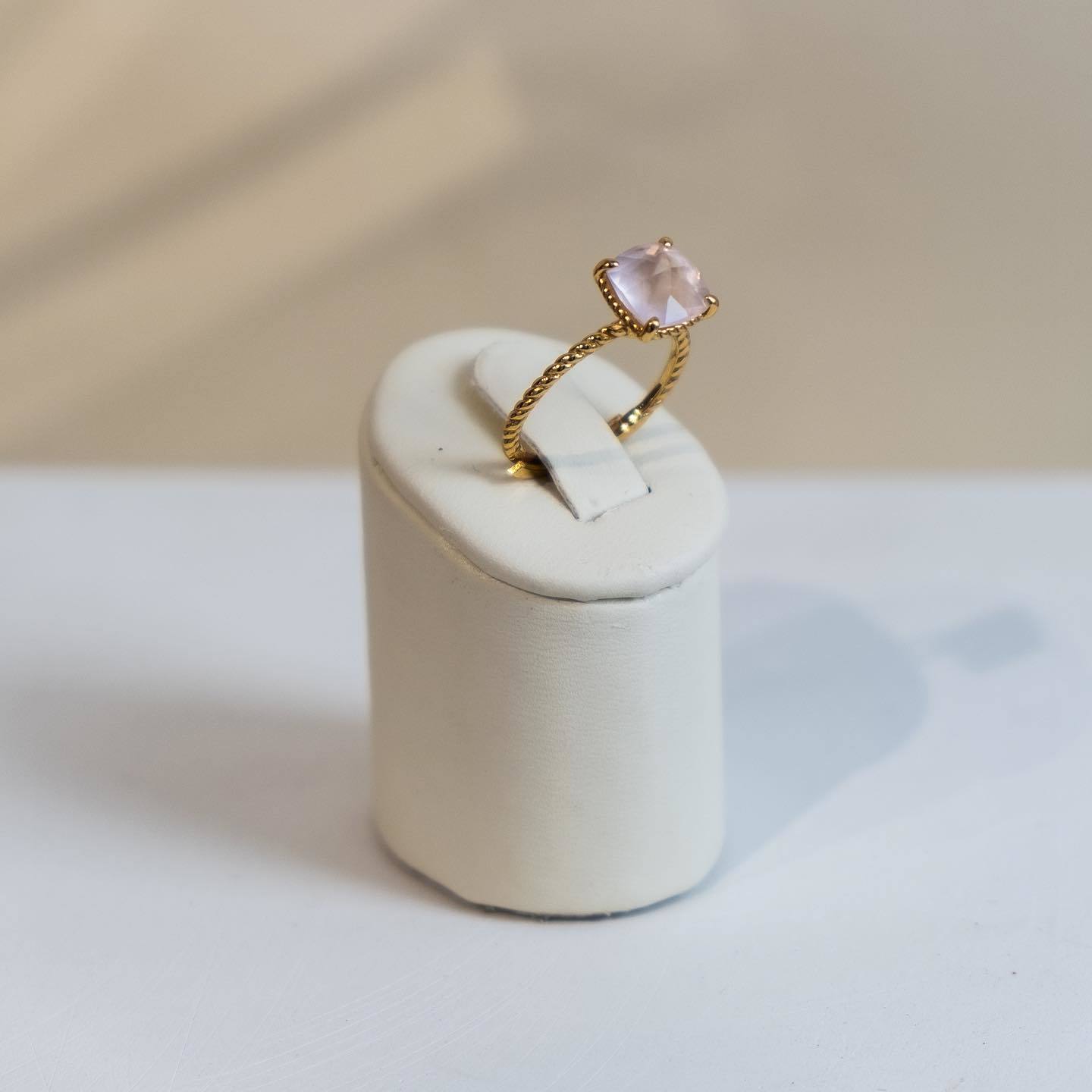 Кольцо Queen с розовым кварцем в золотом напылении от магазина LunaLu