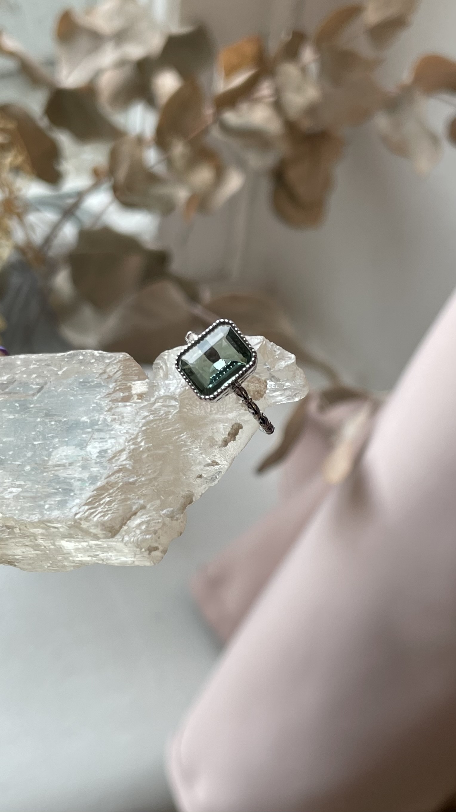 Кольцо с зеленым аметистом в серебре от магазина LunaLu