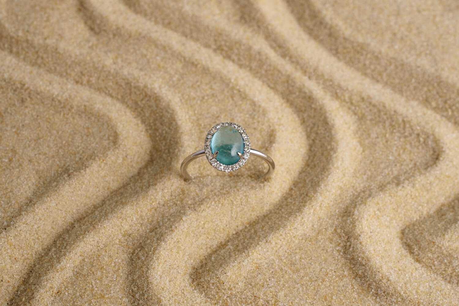 Фото украшения LunaLu с камнем апатит