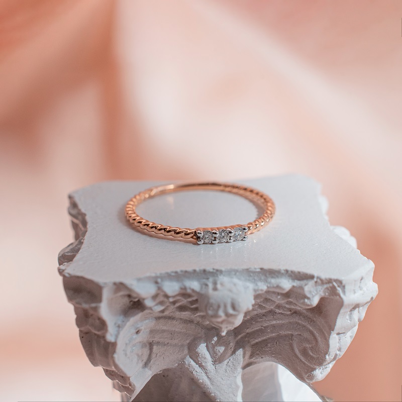 Кольцо золотое с тремя бриллиантами от магазина LunaLu