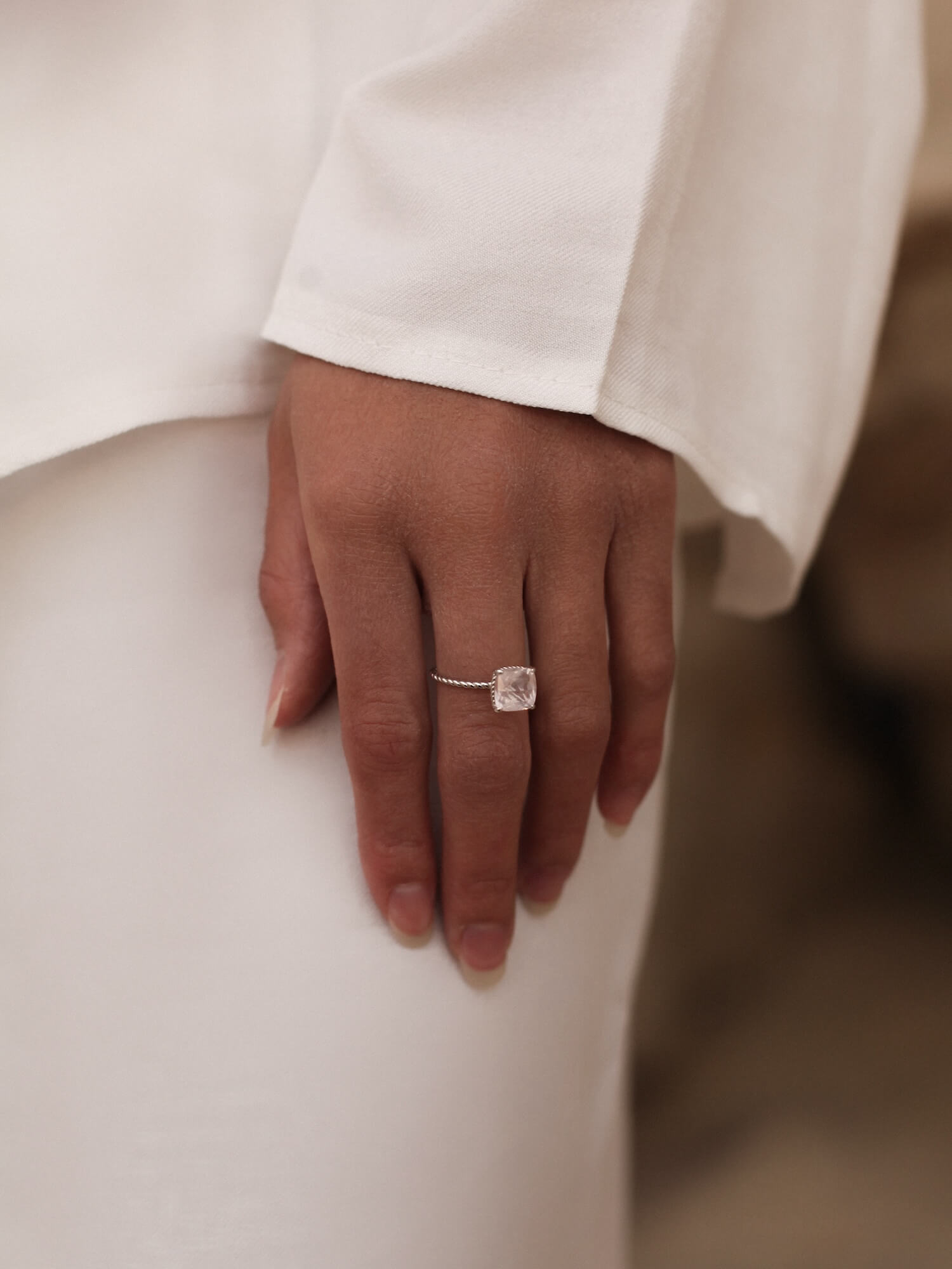 Фото украшения LunaLu с камнем розовый кварц