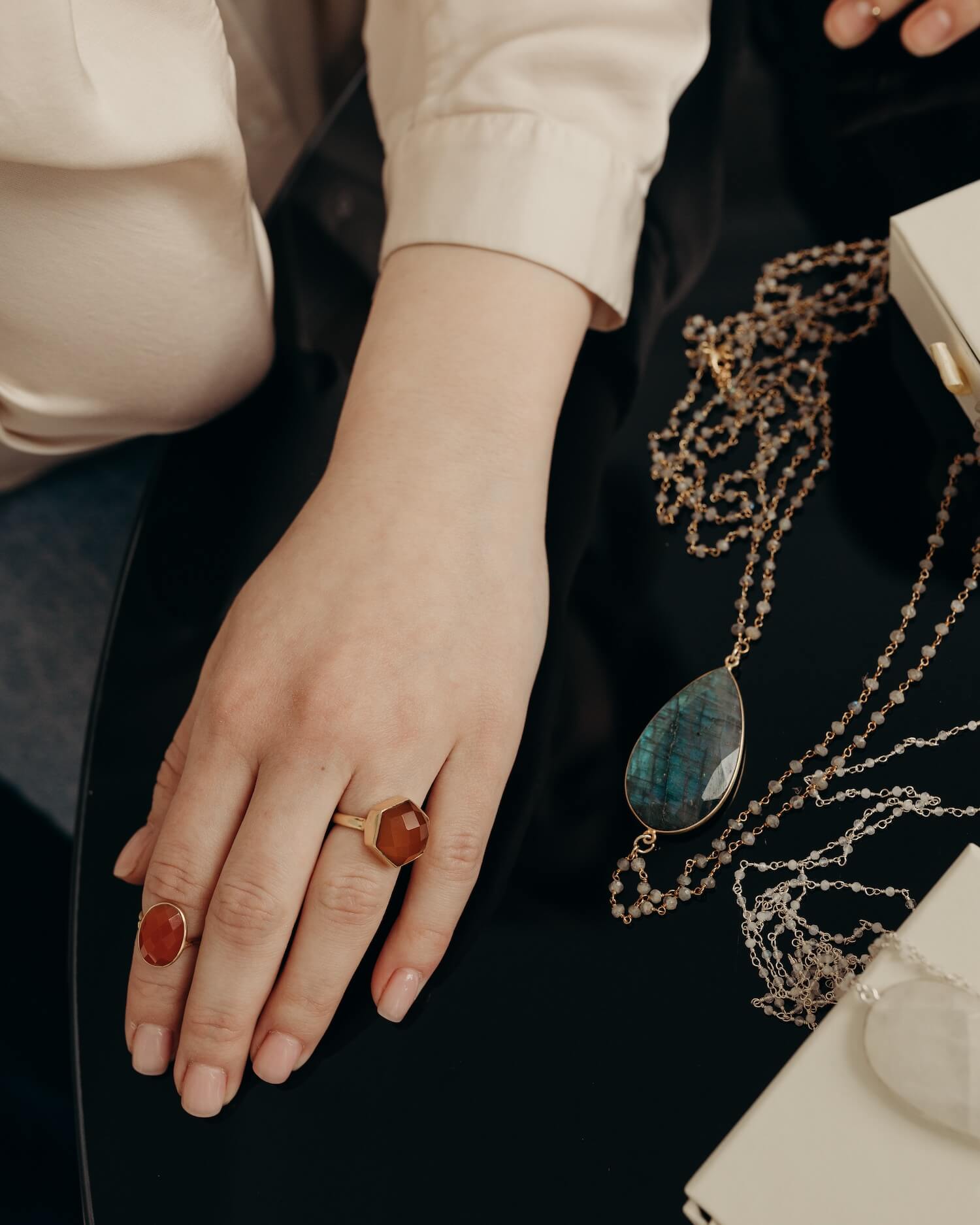 Фото украшения LunaLu с камнем сердолик