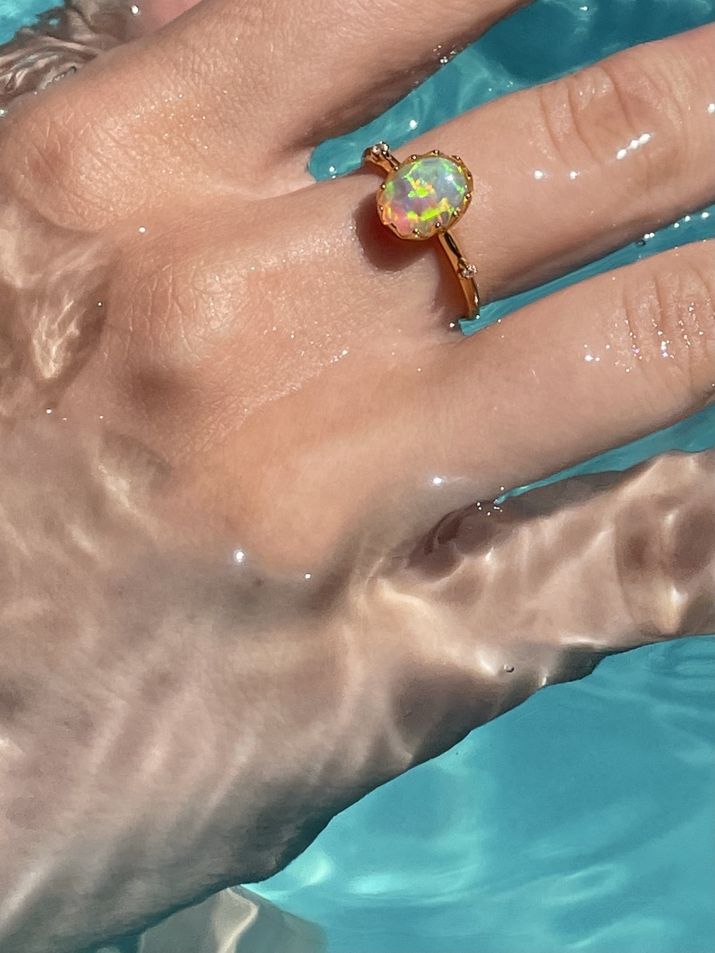 Кольцо с опалом и цирконами с золотым напылением от магазина LunaLu