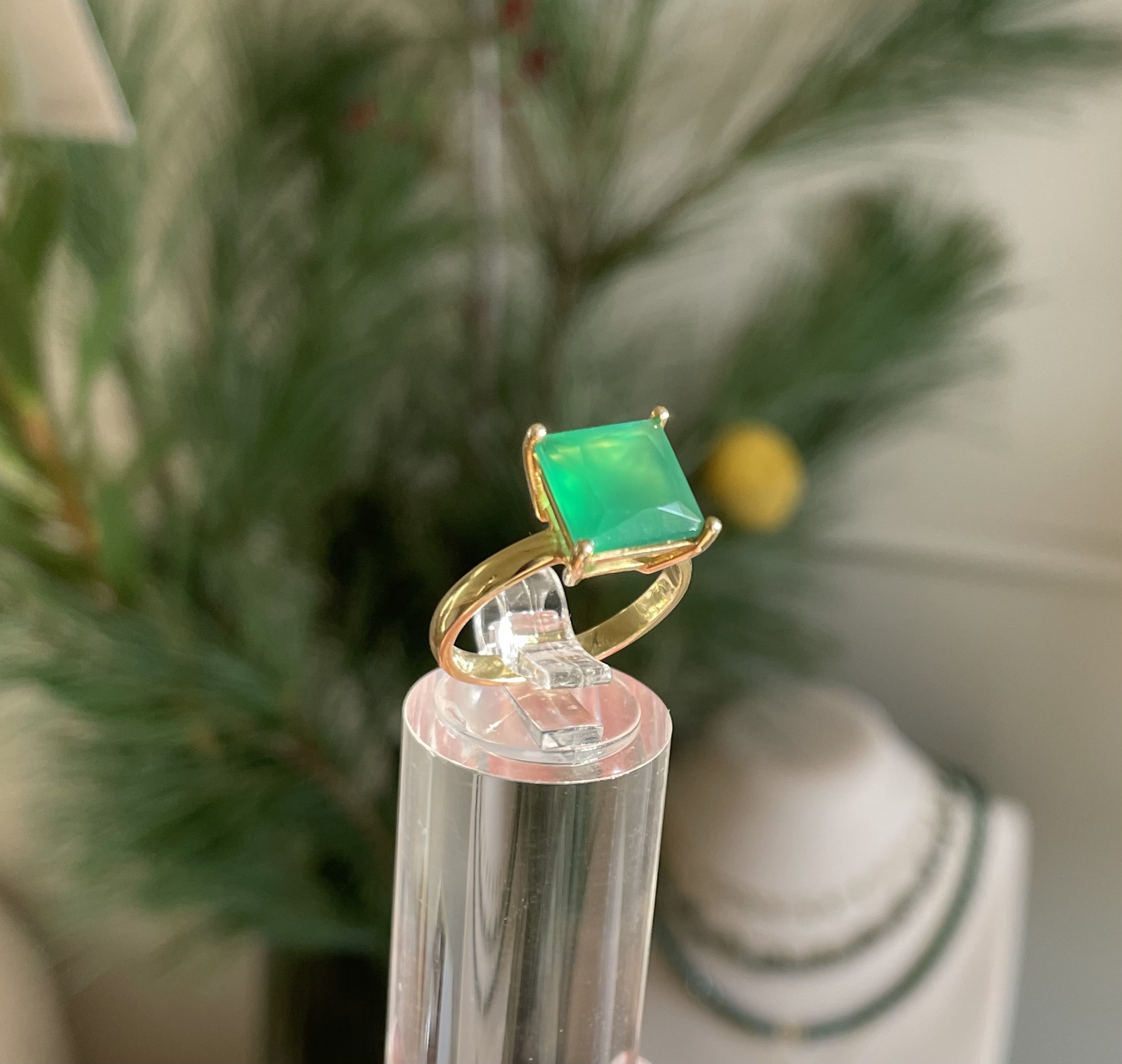 Кольцо «Сила Женсвенности» с зеленым ониксом от магазина LunaLu